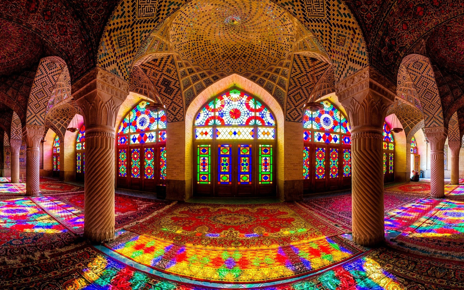 تصویری زیبا از یکی از مساجد شهر شیراز در ایران
