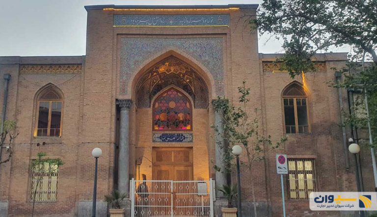 تصویری از سر در مدرسه دارالفنون در تهران